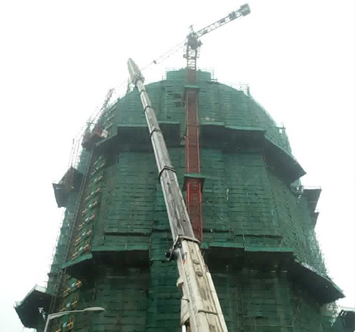 梧州市吊车在工地上作业